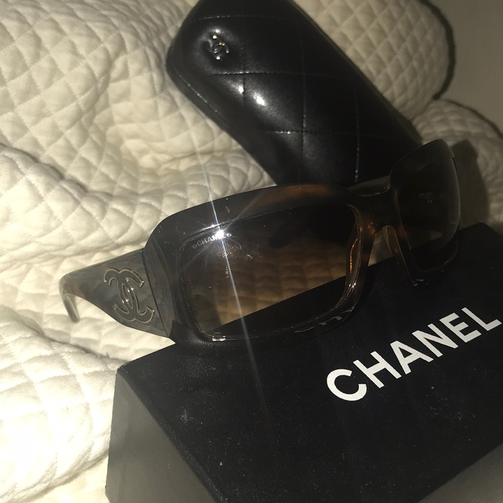 Chanel Sunglasses Tortoise Shell - Picture 6 of 6